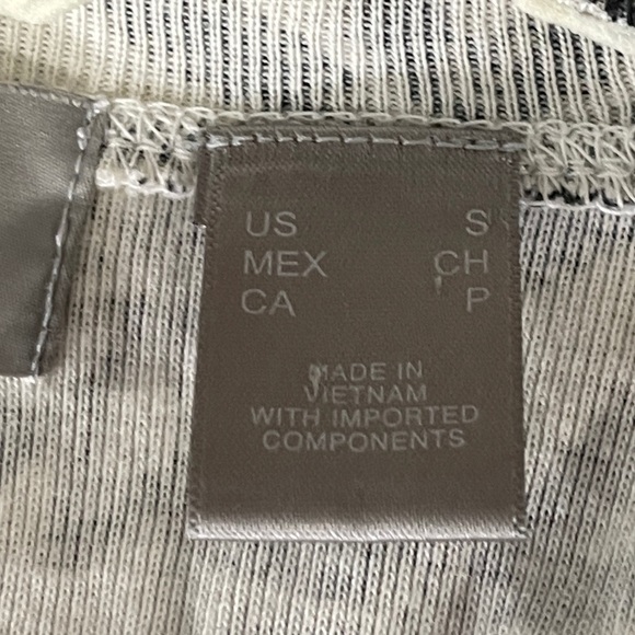 *Liz Claiborne Women’s Flower Print Top V- Neck Sz M - Picture 10 of 11